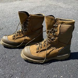 BATES ARMY BOOTS. Like new. Only worn once. Model number e29502a. Size 10.